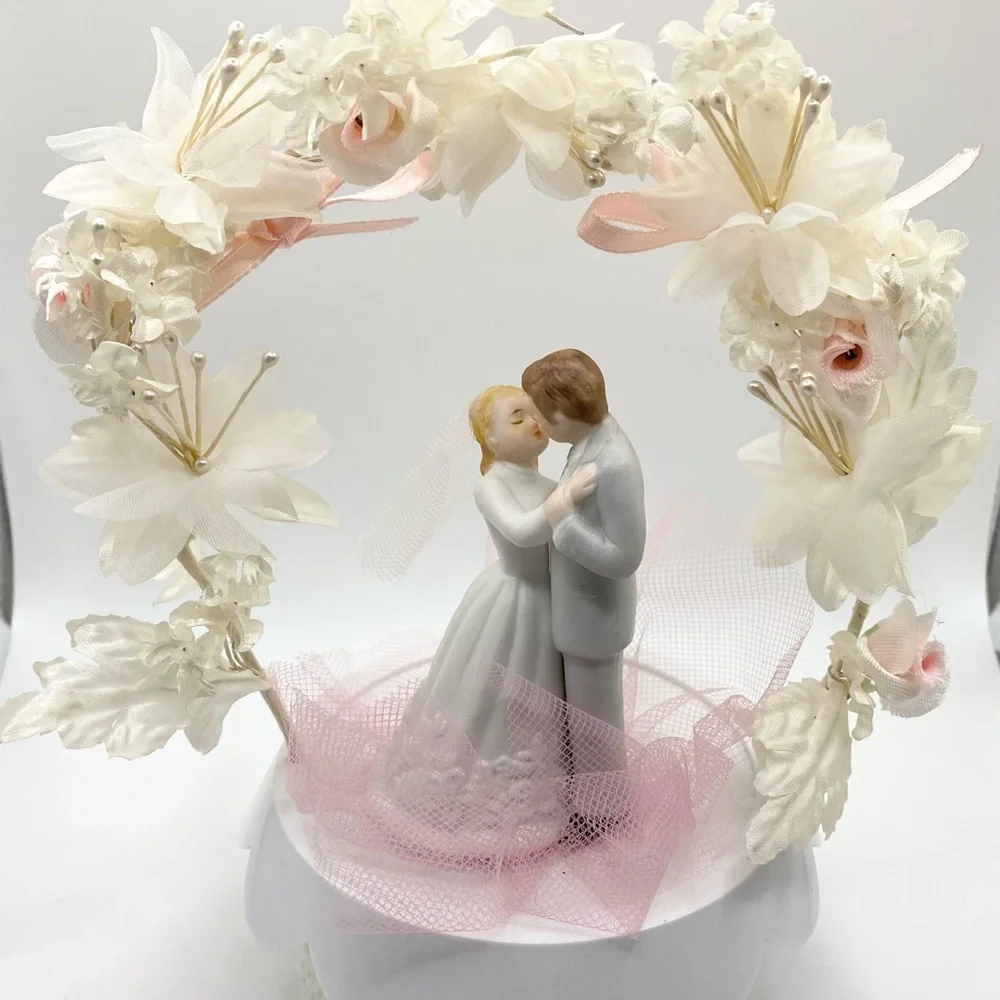 VTG 50s 60s Wedding Cake Topper Porcelain Bride & Groom Couple in Flower Arch